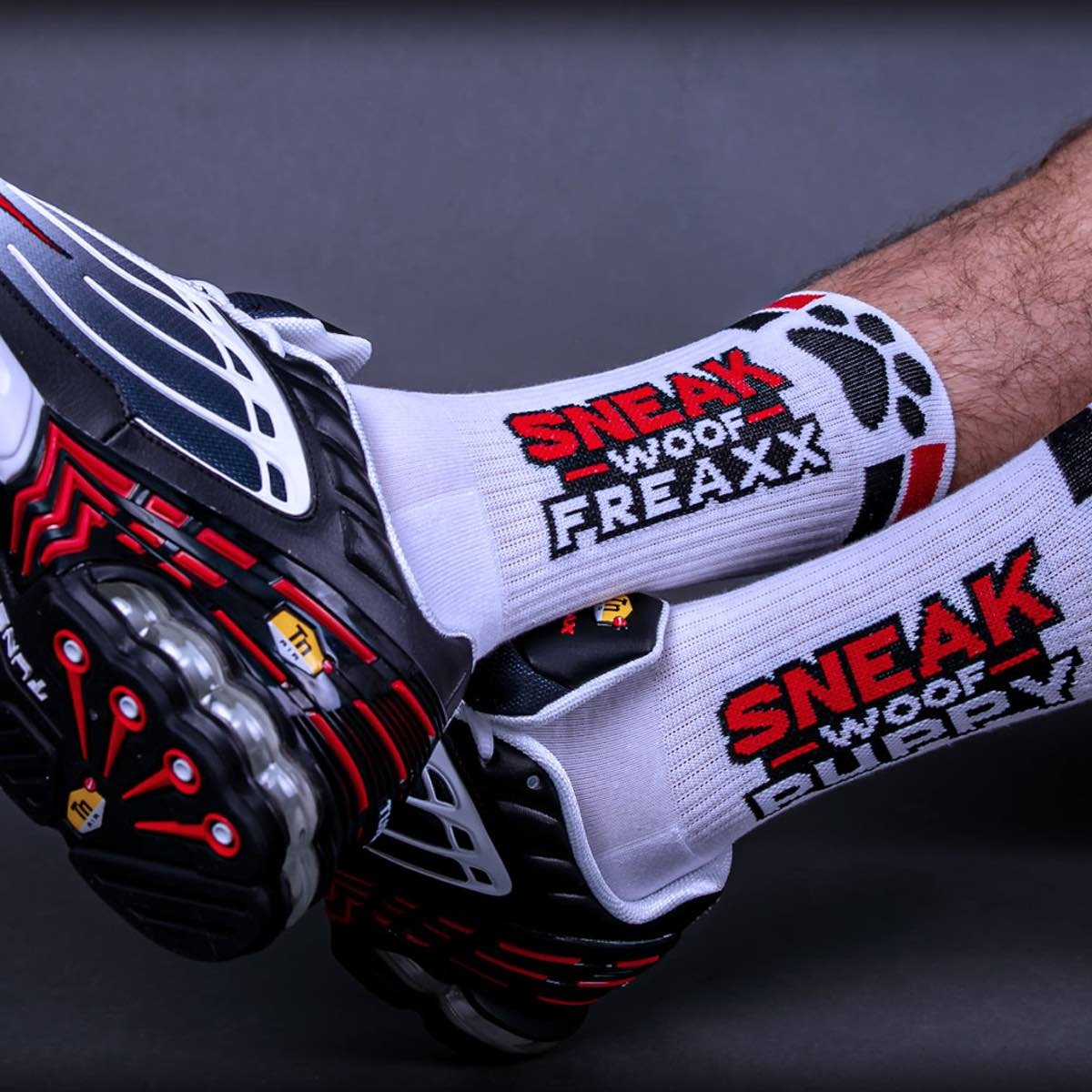 SNEAKFREAXX - Socken I Puppy-Play I weiß-rot