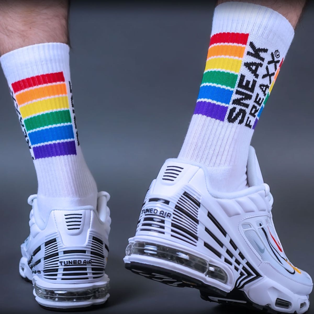 SNEAKFREAXX - Socken I PRIDE-Edition I weiß I regenbogenfarben