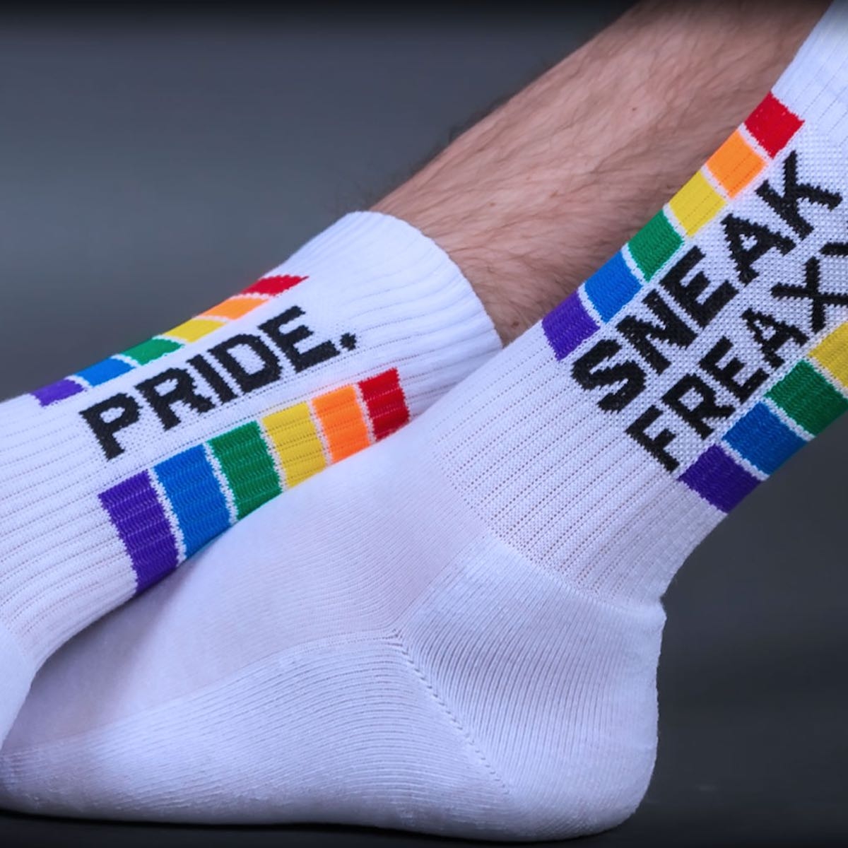 SNEAKFREAXX - Socken I PRIDE-Edition I weiß I regenbogenfarben
