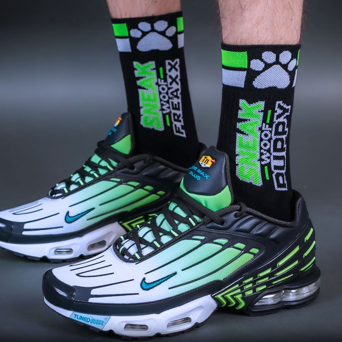 SNEAKFREAXX - Socken I Puppy-Play I schwarz-neongrün